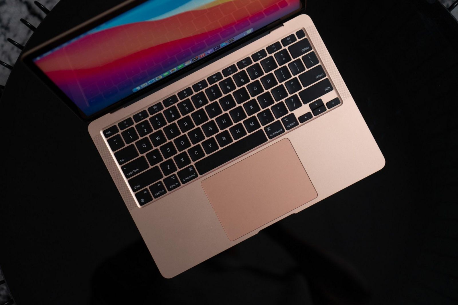 MacBook Air M1 có chip Apple M1 mạnh mẽ 